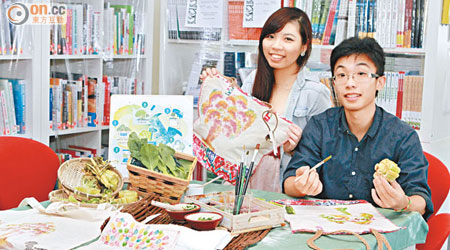 Winnie（左）與西瓜（右）將廚餘出「色」，升級成為顏料及印章，印製獨特的布袋圖案。（吳啟偉攝）