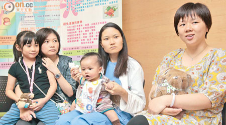 三位堅持以純母乳餵哺子女的在職媽媽，(左起)葉文鳳、朱穎詩及陳藹儀。(袁志豪攝)