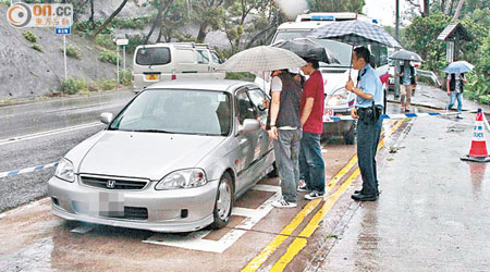 涉撞閘的私家車停於大埔公路。（戴展邦攝）