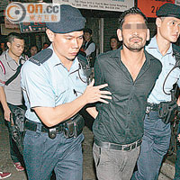 警員將被捕南亞裔青年帶署。