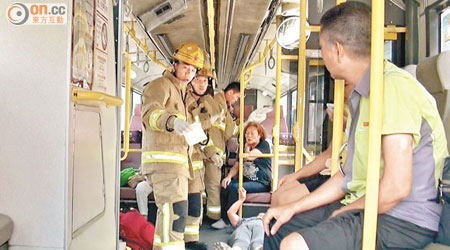 巴士上多名乘客受傷，其中一人倒臥地上。（何仲軒攝）