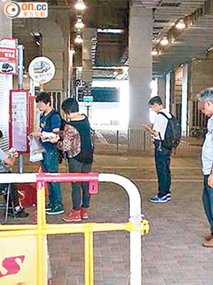 屯門站公共運輸交匯處有跨境巴士營辦商職員涉違法售賣車票。（讀者提供）
