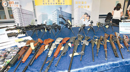 警方展示起出的各類型改裝氣槍。（何力棋攝）
