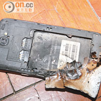 手機在發生爆炸後損毀。（高偉明攝）