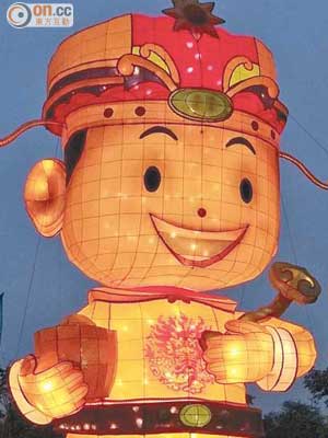 兩個五米高的運財小福星由台灣來港，手執金元寶，祝願市民心中富有。