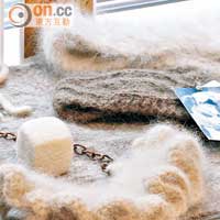 以狗毛製成的毛冷編織成飾物和小擺設。