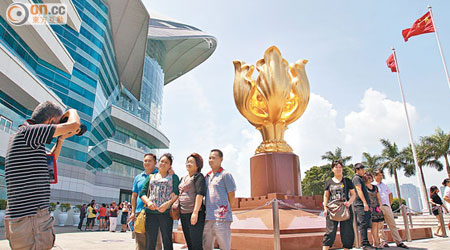 內地將實施旅遊法，團隊旅客無論在行程和購物上，皆可享有更大的保障。