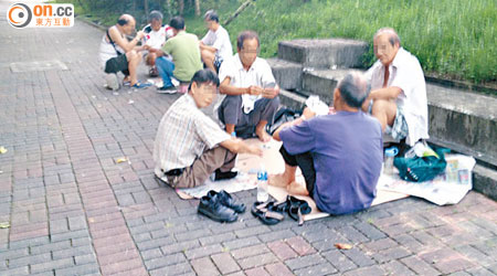 連翔道行人天橋附近常有人圍坐賭博，市民不滿警方未有執法。