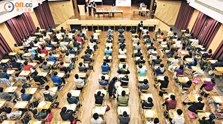香港考試壓力大，有學生為取得好成績，不惜購買考評局答卷副本參考。