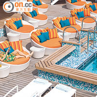 郵輪上設有泳池和按摩池，旅客可在甲板上享受日光浴。
