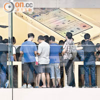 昨早有約百人於中環蘋果專門店門外輪候購買新手機。（陳德賢攝）