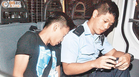 在尖沙咀涉嫌打傷警員的青年被捕。（梁國雄攝）