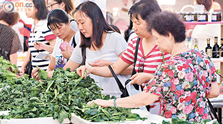 大批市民昨午到九龍城街市買菜儲糧，部分蔬菜早已售罄。（陳章存攝）