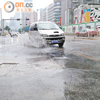 「天兔」颱風吹襲廣東省，深圳部分道路車輛經過濺起水花。