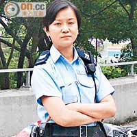 駕駛電動警車的女警長。