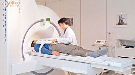 磁力共振可檢查病人身體軟組織及血管情況，令診斷更準確。圖為中大的掃描機。
