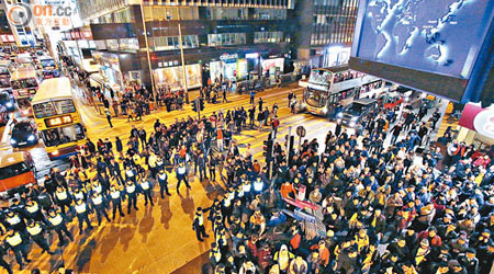 《環球時報》狠批佔中是「暴民抗命」，圖為今年元旦大遊行，示威者在中環與警方對峙場面。（資料圖片）