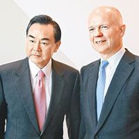 王毅（左）在聯合國總部會見夏偉林（右），強調政治互信是中英關係健康發展的前提。（中新社圖片）