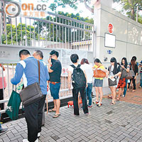 上水惠州公立學校昨晨八時許已有三十多名家長排隊等候交表。（何天成攝）