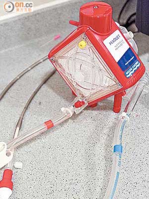 使用人工心臟、人工心肺機（ECMO）等儀器，可助心衰竭病人維持心臟功能，等候換心。