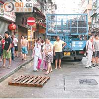 土瓜灣一住宅上月懷疑住戶使用電蚊香時過熱引起火警，大批居民需疏散街外。（資料圖片）