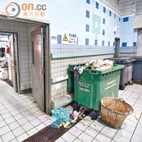 街市內垃圾未有被放進垃圾桶，被丟棄在地上。