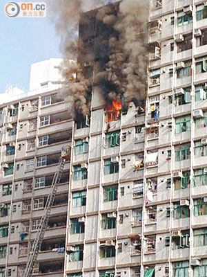 橫頭磡邨起火單位火勢猛烈，冒出大量濃煙。男戶主黃伯返家了解損毀情況。（讀者提供）