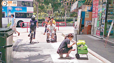 常有單車於聯捷街行人路上穿梭，街坊直指出入均需格外留神。