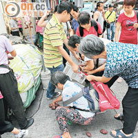 市民把志願團體送贈的番薯裝好帶走。(陸智豪攝)