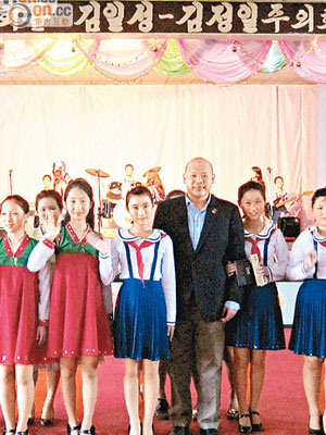 陳光明（右三）為一班朝鮮中學生送上零食同文具，令當地人好感動。（受訪者提供圖片）
