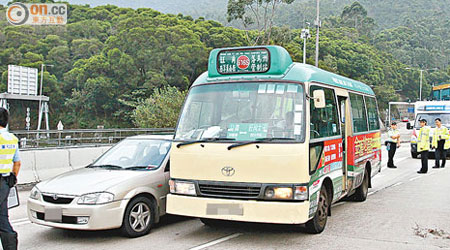 掛「P牌」私家車與小巴發生碰撞。（賴南秋攝）