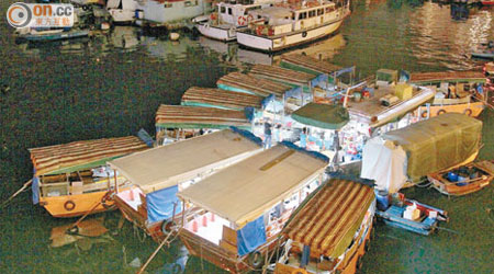 逾十艘小艇組成水上食肆船隊，大賣避風塘海鮮。