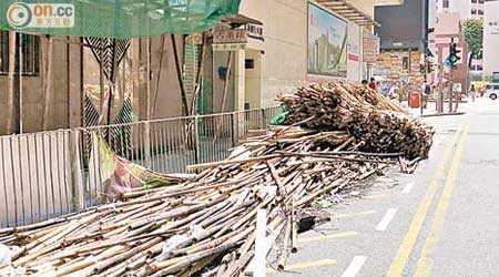 咸美頓街有竹枝被胡亂放置路旁，街坊要求當局對違例者嚴厲執法。