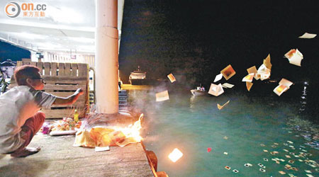 有市民燃燒冥鏹向海難死者致祭。