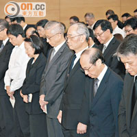 港燈董事總經理尹志田（前排右二）帶領追思會全體人士低頭默哀。（港燈提供）