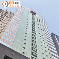 女職員由東亞銀行港灣中心二十一樓躍下自殺。（林少兒攝）
