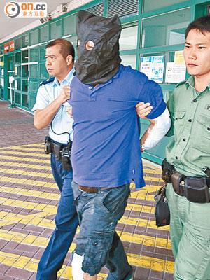被捕蛇匪送院治療後，被押返警署調查。（吳遠輝攝）