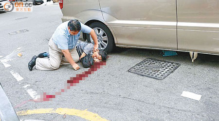 七人車司機檢查被撞倒的送外賣老翁傷勢。（讀者提供）