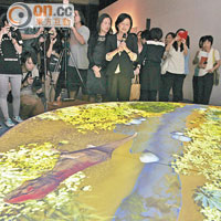 展覽設有多項互動展品，包括恐龍的模擬活動影像圖。（高嘉業攝）