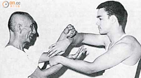 武打巨星李小龍（右）曾跟葉問（左）學習詠春拳術。