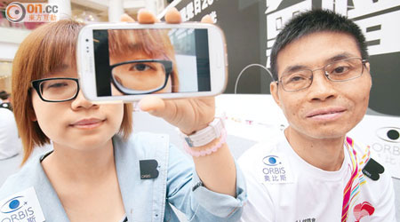 陳芷慧（左）因長期使用電子產品而患深近視，四年前更證實患上慢性青光眼。圖右為何榮聯。（霍振鋒攝）