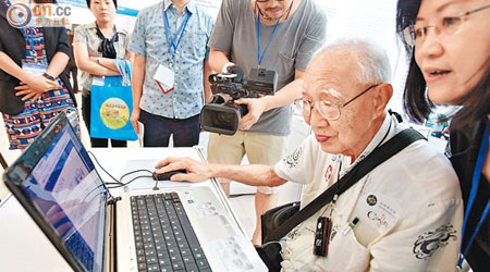 九十七歲長者黃偉超認為科技改變生活，以博客文章分享自己的近況時很開心。