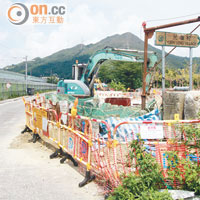 渠務署在大埔元嶺村出入口正做建造污水渠工程，完工日期是本年十一月。