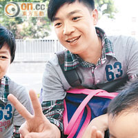 王氏昨日一家三口穿着「家庭裝」面試，希望讓老師留下深刻印象。