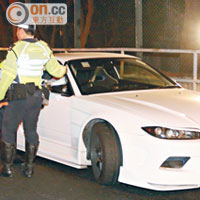 多輛涉嫌非法改裝辣車停在路邊接受警員檢查。（呂浩鋒攝）