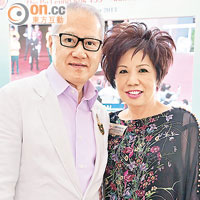 莎莎國際主席郭少明（左）同太太郭羅桂珍嘅愛駒「美的人生」當日出戰保良局盃。