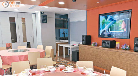 活動室A猶如民航處「卡拉OK貴賓房」，裏面放有兩張大型圓形餐桌及大電視、多個喇叭。（朱先儒攝）
