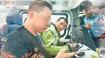 被捕「金毛」迷幻司機在警車上接受調查。（梁卓明攝）