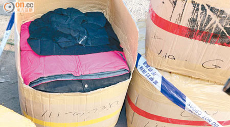 警方起出的一批二手衣物，其包裝紙盒已被人更換。（何力棋攝）