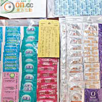 警方在明風行動中檢獲大批避孕套證物。（戴展邦攝）